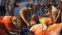 Sampai di lokasi, Anies langsung menuju tumpukan sampah yang di Teluk Jakarta itu. Anies nyebur ke lautan sampah menggunakan sepatu bot plastik berwarna oranye.