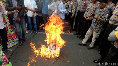 Foto: Pendemo Bakar Foto Anies di Dalam Sangkar Burung