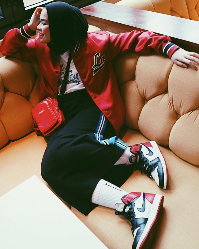 Berhijab bukan halangan bagi Sivia Azizah tampil keren dengan gaya hypebeast. Foto: Dok. Instagram