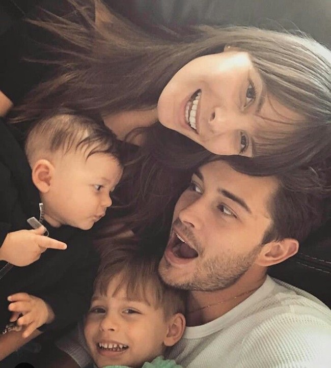 Ini potret keluarga kecil mereka. Chico berpose bersama istri dan dua anak laki-lakinya. (Foto: Instagram)