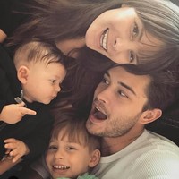 Ini potret keluarga kecil mereka. Chico berpose bersama istri dan dua anak laki-lakinya. (Foto: Instagram)