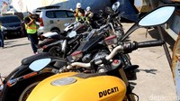 Selain mobil, Latif juga gemar menunggangi motor.