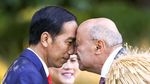 Momen Adu Hidung Jokowi dengan Tetua Suku Selandia Baru
