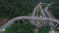 Kawasan Jembatan Kelok 9 selalu ramai. Jembatan layangnya ini diresmikan oleh Presiden Susilo Bambang Yudhoyono pada Oktober 2013 (Okta Marfianto/detikTravel)