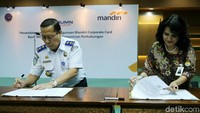 Sekjen Kementerian Perhubungan Sugihardjo dan Direktur Kelembagaan Bank Mandiri Kartini Sally menandatangani kerja sama di Jakarta, Senin (19/3/2018).