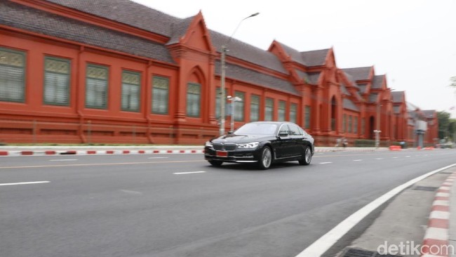 Galaknya Mobil Listrik nan Mewah BMW
