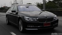 Mesin bensinnya mampu menyemburkan tenaga hingga 258 daya kuda pada 5.000-6.500 rpm dan torsi maksimal 400 Nm pada 1.550-4.400 rpm. Ditambah lagi dengan motor listrik bertenaga 113 daya kuda dan torsi maksimal 250 Nm. Kecepatan tertinggi bisa mencapai 250 km/jam. Akselerasi 0-100 km/jam cuma butuh 5,3 detik. Foto: Rangga Rahadiansyah