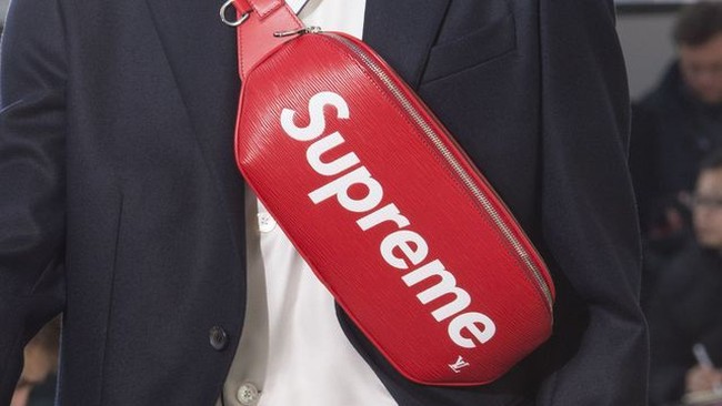 Logo Supreme dengan latar merah cerah sudah pasti mudah dikenali bagi para hypebeast. Popularitas merek streetwear dunia ini bahkan membuat brand high-end dunia terpikat, misalnya Louis Vuitton yang tahun lalu mengeluarkan kolaborasi Supreme x LV, dan terbaru adalah Dolce & Gabbana yang dikabarkan akan rilis untuk koleksi Fall/Winter 2018. Foto: Ist.