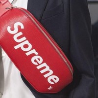 Logo Supreme dengan latar merah cerah sudah pasti mudah dikenali bagi para hypebeast. Popularitas merek streetwear dunia ini bahkan membuat brand high-end dunia terpikat, misalnya Louis Vuitton yang tahun lalu mengeluarkan kolaborasi Supreme x LV, dan terbaru adalah Dolce & Gabbana yang dikabarkan akan rilis untuk koleksi Fall/Winter 2018. Foto: Ist.