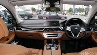 Masuk ke dalam kabin, kesan mewah terasa kentara. Balutan material kualitas wahid menghiasi bagian interior BMW 740Le ini. Foto: Rangga Rahadiansyah