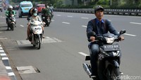 Menantang maut, pemotor ini sudah tak pakai helm nekat lawan arus lagi. Duh,....