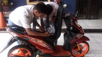 Dua siswa SMK Telekomunikasi Tunas Harapan, Kabupaten Semarang, yang berhasil menciptakan Starter Montor Pinter.