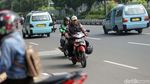 Bandel! Pemotor Ini Tak Pakai Helm dan Nekat Lawan Arus