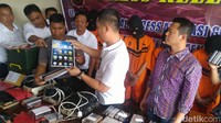 Polisi membongkar praktik curang driver fiktif atau disebut tuyul. Para pelaku melakukan aksinya dengan aplikasi manipulasi yang membuat driver taksi online. Dalam sehari, para pelaku bisa menghasilkan keuntungan Rp 4,2 juta dari order fiktif tersebut. Diperkirakan kerugian Grab mencapai Rp 6 miliar dalam kurun waktu 6 bulan terakhir. (Foto: Angling Adhitya Purbaya/detikcom)