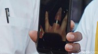 David Timotius Tantosa (25) ditangkap usai memaksa pasang cincin ke jari seorang mahasiswi. Gara-gara ulah pemuda tersebut jari sang mahasiswi nyaris diamputasi. Dia enam kali beraksi memasang cincin kepada enam wanita tak dikenal di sejumlah mal ternama di Bandung. (Foto: Dony Indra Ramadhan/detikcom)