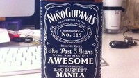 Pria ini mengirimkan surat pengunduran dirinya dengan cara keren, yaitu dibuat seperti label minuman keras ditempel di botol yang isinya masih penuh. Istimewa/Boredpanda.