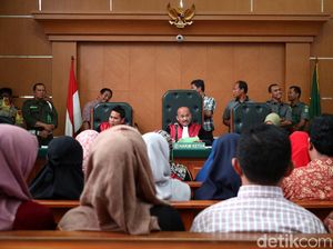 Meski Tak Berangkat Umrah, Bu Titi Tetap Puji First Travel