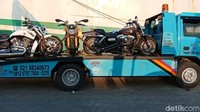 Sedangkan moge yang disita antara lain 1 unit Ducati Streetfighter 848, 1 unit Harley Davidson 103, 1 unit Harley Davidson Fat Boy, 1 unit Harley Davidson 1250, 1 unit BMW R nineT, 1 unit Harley Davidson Screamin Eagle, 1 unit trail KTM Germany Saxony, dan 1 unit trail Husaberg TE300 (Foto: Eva Safitri/detikcom)