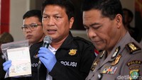 Polisi mengatakan Baltov Kaloyan Vasilev ditangkap dua satpam Bank Mandiri. Satpam berinisial MDS dan ARS itu kemudian melaporkannya ke Polda Metro Jaya.