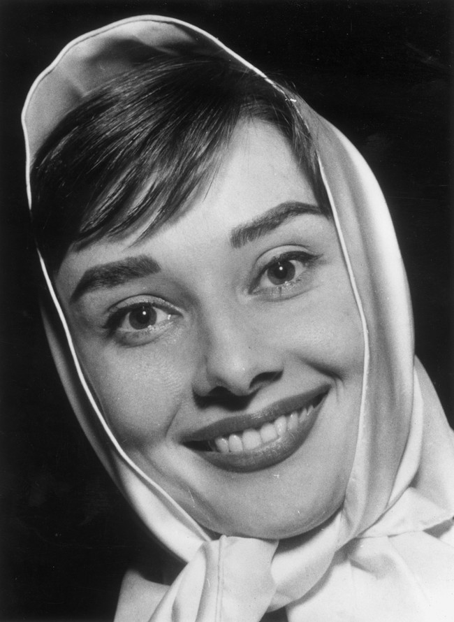 Alis tebal alami dan tegas menjadikan kecantikan seorang Audrey Hepburn terlihat unik dan ikonik. Foto: Getty Images