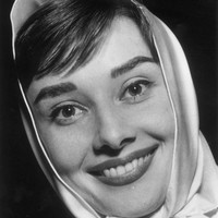 Alis tebal alami dan tegas menjadikan kecantikan seorang Audrey Hepburn terlihat unik dan ikonik. Foto: Getty Images