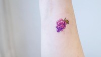 Wanita asal Korea Selatan ini sengaja mentato tangannya dengan gambar buang anggur. Warna tato buah anggurnya yang ungu sangat kontras dengan warna lengannya yang putih. Foto: Instagram @heemee.tattoo