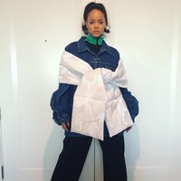 Bicara tentang hypebeast, Rihanna wajib ada dalam daftar. Pelantun Work ini sering memadukan fashion high-end dalam gaya streetwear. Foto: Dok. Instagram