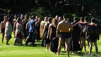 Jokowi dipersembahkan tarian Haka. Yakni tarian perang kuno khas suku Maori, Selandia Baru. (Laily Rachev-Biro Pers Setpres).