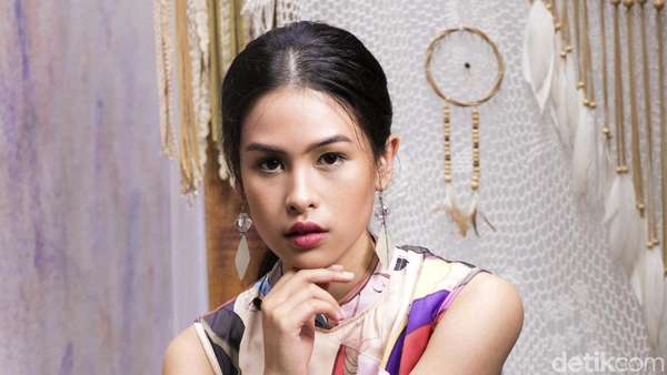 Wajah Serius Maudy Ayunda Wajah Serius Maudy Ayunda