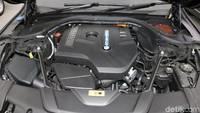 Berbeda dengan BMW Seri 7 di Indonesia saat ini, BMW 740Le menggendong mesin 2.000 cc yang dikawinkan dengan motor listrik. Mobil ini menggendong mesin bensin BMW TwinPower Turbo empat silinder beserta motor listrik. Foto: Rangga Rahadiansyah