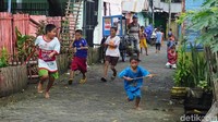 Di tambah, anak-anak tampak tengah berkejar-kejaran sambil memainkan permainan tradisional. Foto: Suherni Sulaeman/detikHealth.