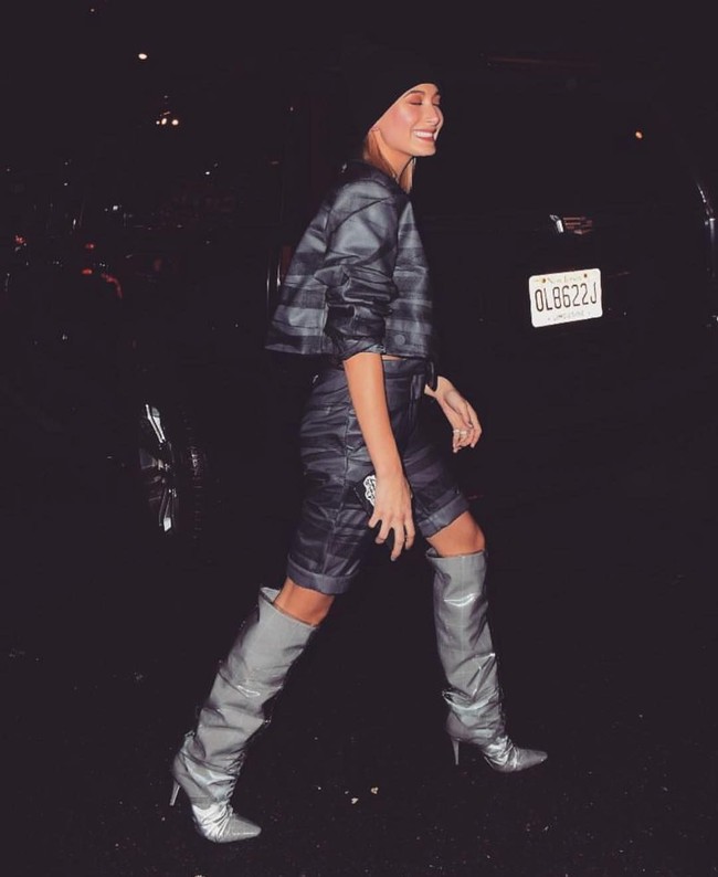 Model lain yang juga menjadi mengikuti aliran fashion hypebeast adalah Hailey Baldwin yang tak ragu tampil dengan padanan busana unik. Foto: Dok. Instagram