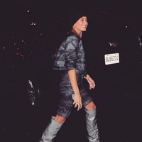 Model lain yang juga menjadi mengikuti aliran fashion hypebeast adalah Hailey Baldwin yang tak ragu tampil dengan padanan busana unik. Foto: Dok. Instagram