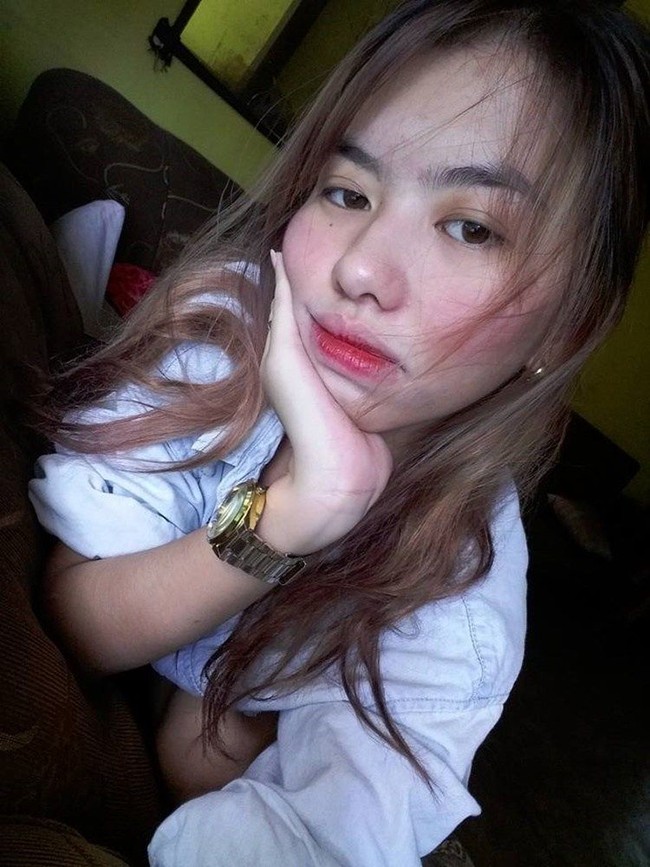 Awalnya, Erika mengunggah foto dirinya saat hari wisuda di sekolah dasar, dan yang lainnya adalah foto terbaru dirinya. Gadis itu pun terlihat sangat berbeda dari foto lamanya. Foto: Facebook