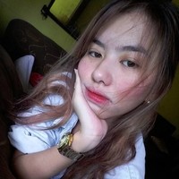 Awalnya, Erika mengunggah foto dirinya saat hari wisuda di sekolah dasar, dan yang lainnya adalah foto terbaru dirinya. Gadis itu pun terlihat sangat berbeda dari foto lamanya. Foto: Facebook