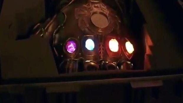 Tangan Thanos dengan Infinity Stone