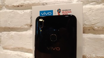 Kemudian kamera utamanya mengandalkan  konfigurasi ganda dengan posisi secara vertikal. Bagian belakang Vivo V9 dibuat mengkilap untuk memberikan kesan mewah namun tetap kuat. Foto: detikINET/Moch Prima Fauzi