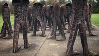 Patung logam tanpa kepala ini berada di sebuah taman yang berada di Kota Poznan, 300 km dari Warsawa, Polandia (kmieciu181/ Instagram)