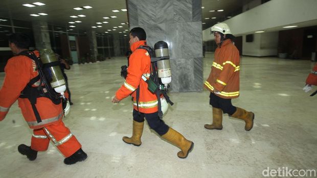 Pemadam kebakaran di Gedung DPR / 