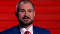 Maxim Suraikin (39). Merupakan capres dari Komunis Rusia, sebuah partai yang memisahkan diri dari Komunis CPRF pada tahun 2012. Dia menyebut dirinya sebagai ‘Leninis-Stalinis’. Satu-satunya kandidat yang ingin membongkar kapitalisme secara masiv dan mengembalikan Uni Soviet. Dia tidak pernah mencalonkan diri sebagai presiden sebelumnya. (Foto: Dok. SCREENSHOT/ROSSIYA1 via BBC)