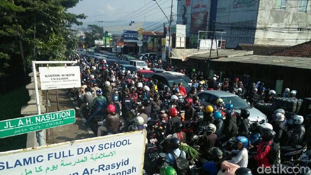Truk Melintang, Kawasan Ujungberung Bandung Macet Parah!