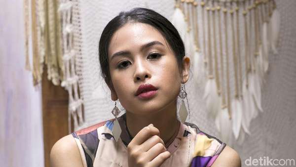 Wajah Serius Maudy Ayunda Wajah Serius Maudy Ayunda