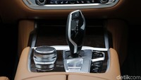 Konsol tengah BMW Seri 7 Plug-In Hybrid. Foto: Rangga Rahadiansyah