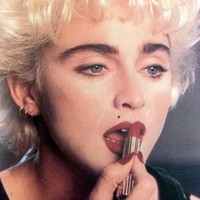 Pada era 80-an, Madonna mempopulerkan alis hitam tebal yang kontras dengan rambut pirang dan kulitnya yang putih kala itu. Foto: Dok. Pinimg