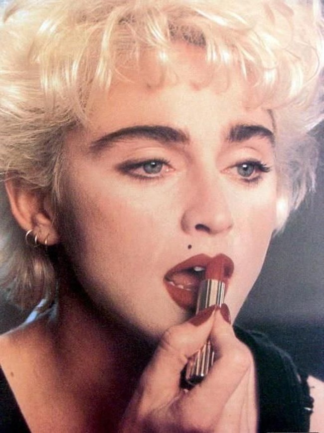 Pada era 80-an, Madonna mempopulerkan alis hitam tebal yang kontras dengan rambut pirang dan kulitnya yang putih kala itu. Foto: Dok. Pinimg