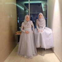 Zaskia Sungkar dan Shireen Sungkar kompak memakai busana syari saat pernikahan adik bungsunya. Mereka tampil anggun dan simple dengan busana bernuansa star dust yang sedang tren. Mereka memakai hijab segi empat yang dipakai menjuntai menutupi dada. Foto: Instagram/Shireensungkar