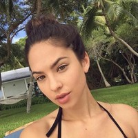 Oleh followers-nya, Christen juga kerap dipuji seksi. Model cantik itu kerap kali berpose seksi di pantai. (Foto: Instagram)