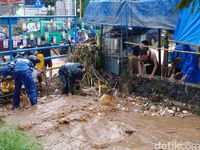 Hujan Angin, Cicaheum Bandung Banjir Cileuncang Setengah Ban