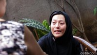Ia terlihat tegar melepas kepergian sang ayah. Pool/Palevi S/detikFoto.