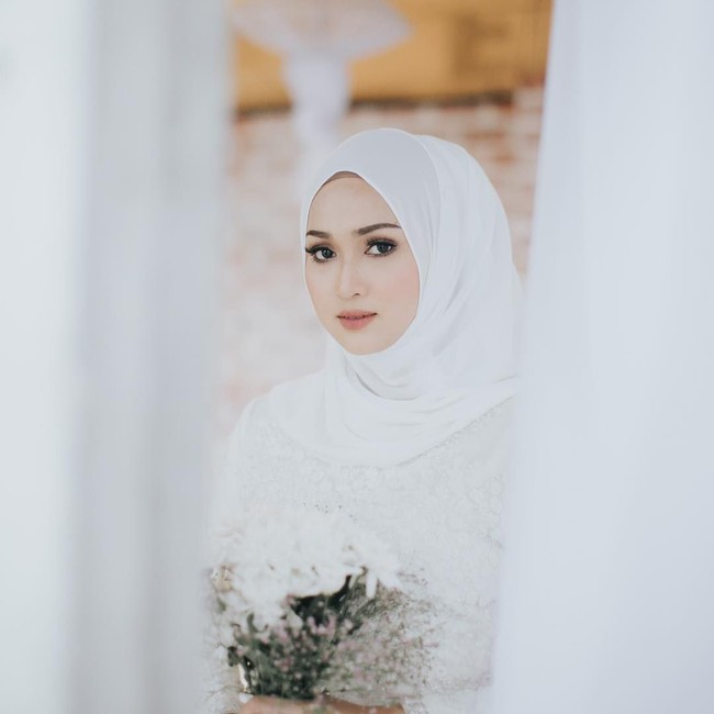 Pertemuan Suzana Manaf dan Hafizh Syahrin juga cukup unik. Mereka berdua saling kenal melalui Instagram. Saya melihat profil Instagram-nya 2 tahun lalu. Kemudian saya memberikan tiket MotoGP, lalu dia datang untuk mendukung saya, ungkap Hafizh dilansir dari The Malaymail Online. Foto: Instagram Suzana Manaf